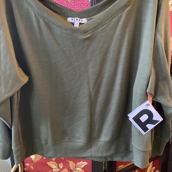 Rebel Wilson💐Cold Shoulder Green Long Sleeve Top.NWT. Size 1X Great Gift🛍 - Picture 3 of 6